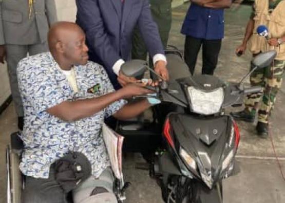 Le ministre des Forces armées remet un tricycle à un blessé militaire