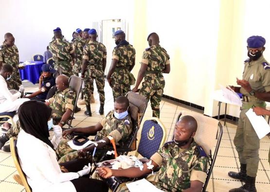 La Gendarmerie nationale a organisé une campagne de collecte de sang ce Une opération de le jeudi 25 juin 2020 à la LGI. Cette journée a été présidée par le Général de brigade Thiaca THIAW commandant la Gendarmerie mobile venu représenter le HAUTCOMGEND. 